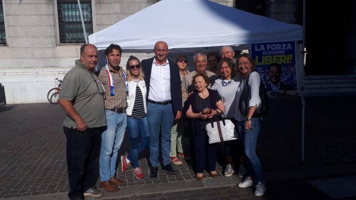 Presenze record ai gazebo della Lega per sostenere Salvini: 5000 le firme raccolte